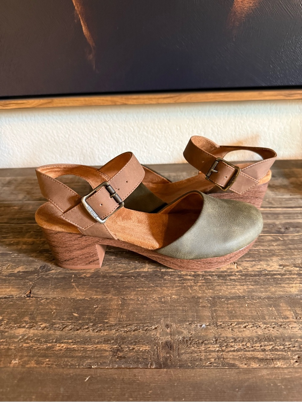 Women’s Muk Luk clogs Ankle-Strap Flats in Olive and Tan - Picture 3 of 4